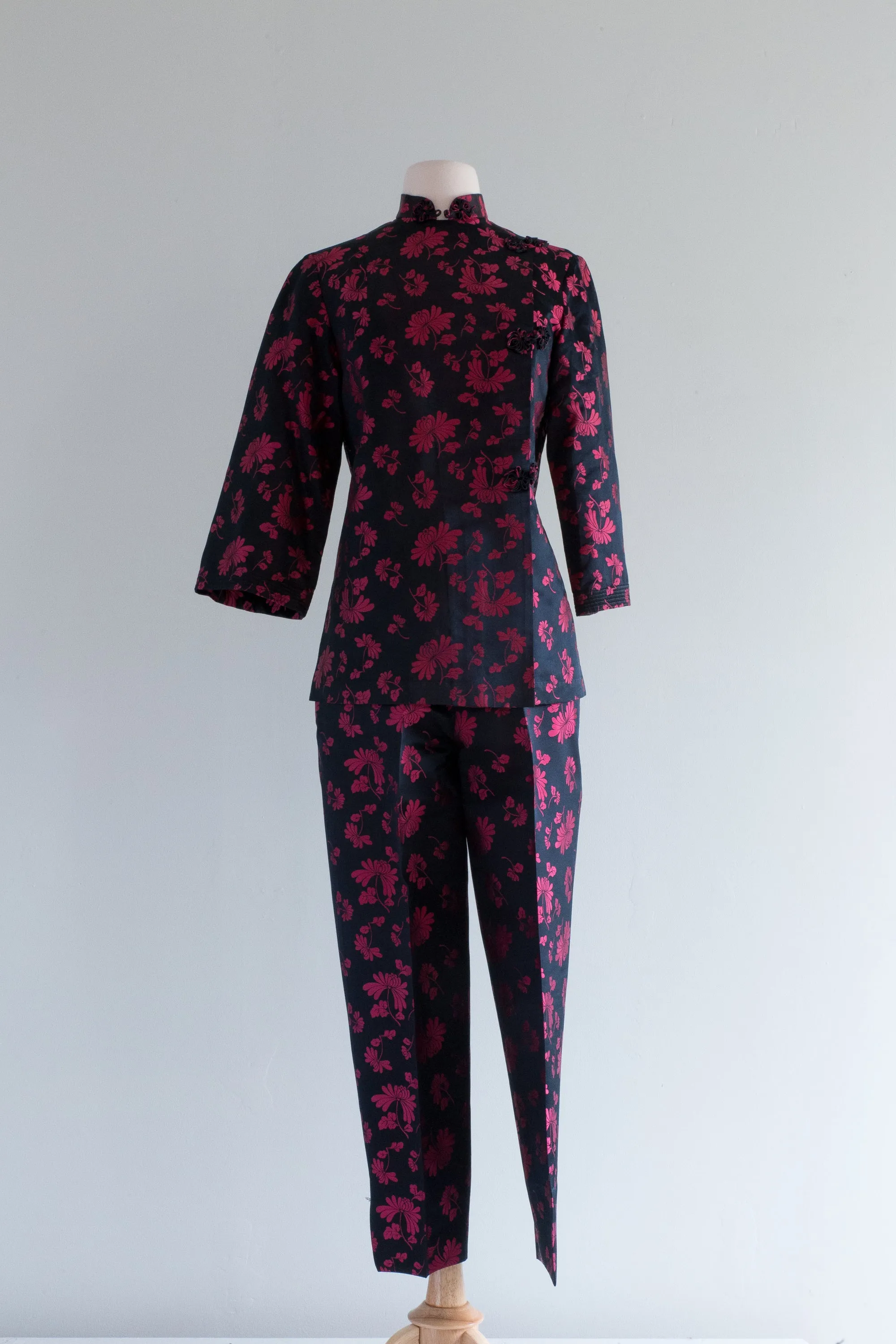 Chic 1960's Dynasty Silk Loungewear Two Piece Set / Small