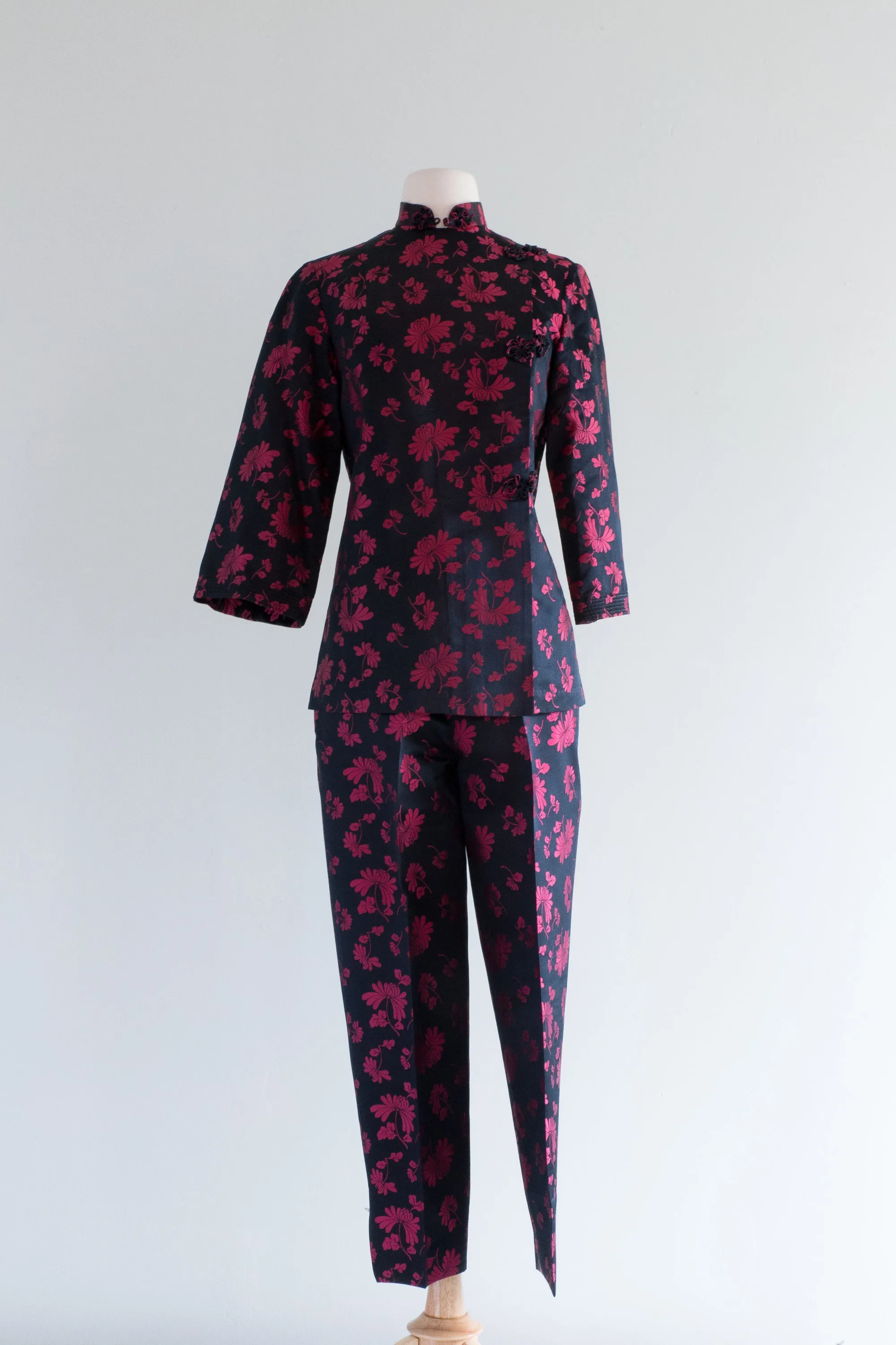 Chic 1960's Dynasty Silk Loungewear Two Piece Set / Small