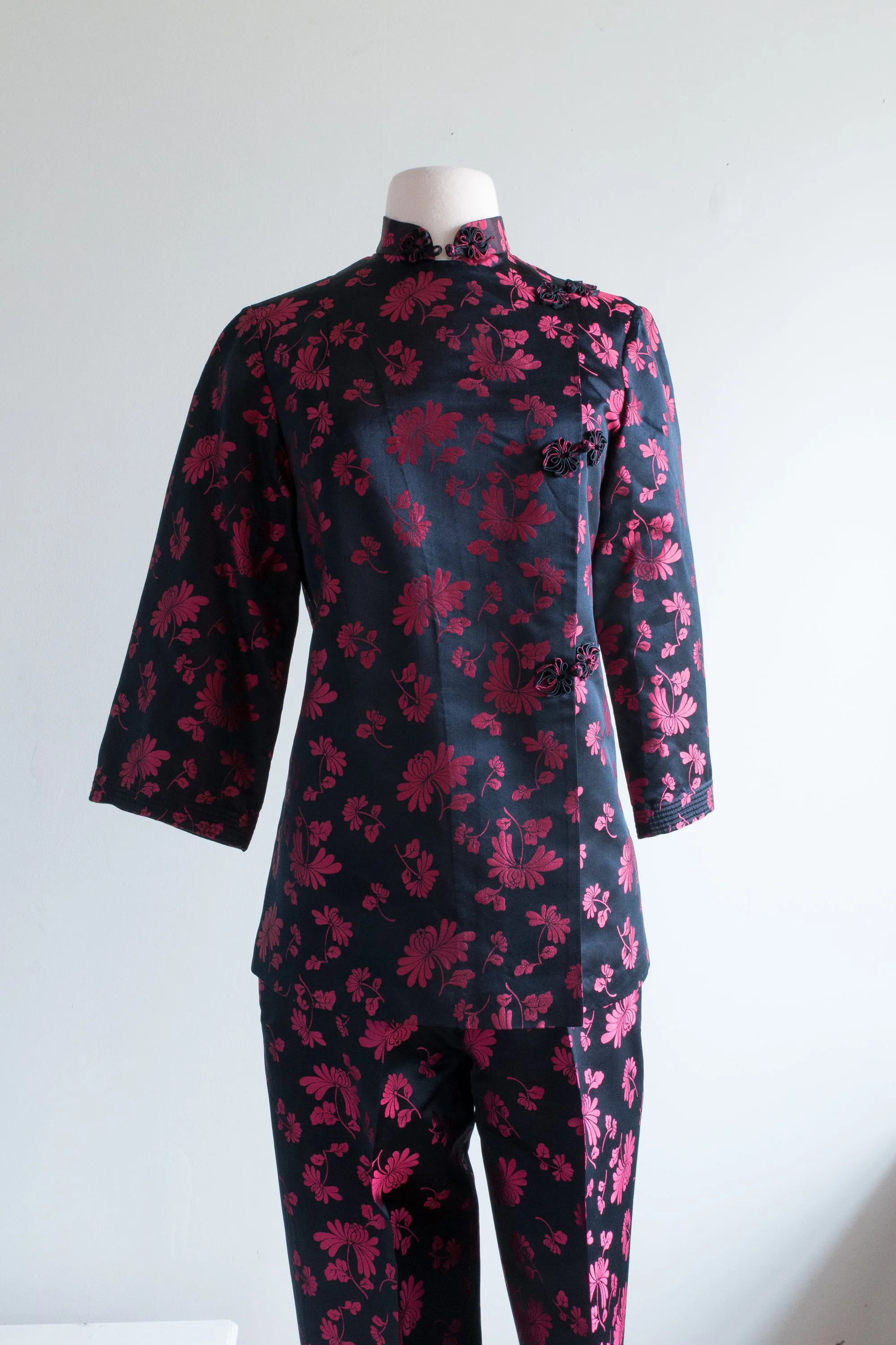 Chic 1960's Dynasty Silk Loungewear Two Piece Set / Small